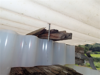 釘が効いていない波板