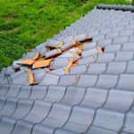 瓦が剥がれた屋根