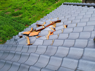 瓦が剥がれた屋根