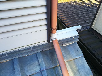 応急処置によって止水を施した雨樋