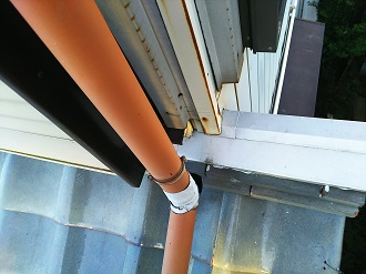 応急処置された雨樋