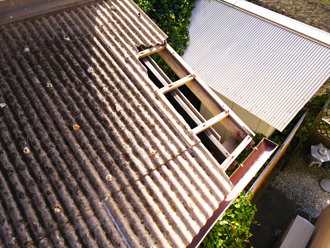 破損した小波スレート