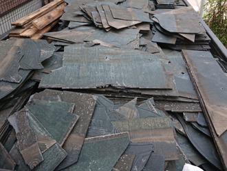 撤去したパミール材の山