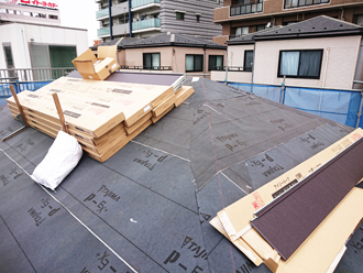 防水紙設置後スーパーガルテクトを葺く