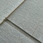 大きくひび割れているスレートも