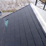 スレートが一部飛散した屋根
