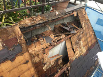 旭市入野　パラペットの野地板が腐食している