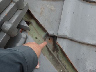 富津市上飯野　谷板金に原因