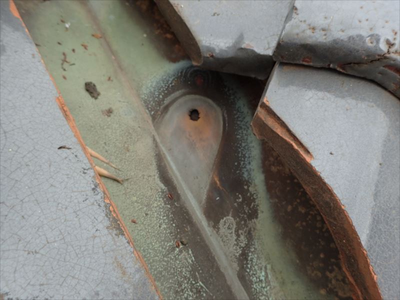 富津市上飯野　谷板金に穴