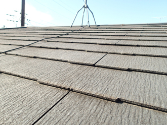 スレートが傷み反りなどの変形が見られます