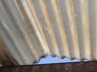 塩化ビニール製の波板に入った亀裂