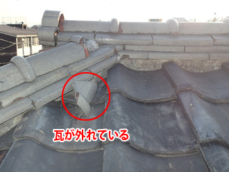 印西市岩戸　漆喰が剥がれて瓦が外れている