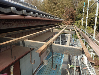 傷んだ波板を撤去