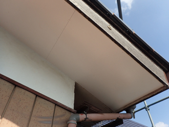 新しいベニヤをボンドと釘で固定