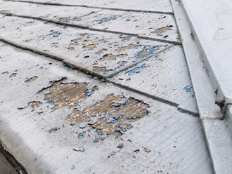 塗膜が浮いて剥がれてきている