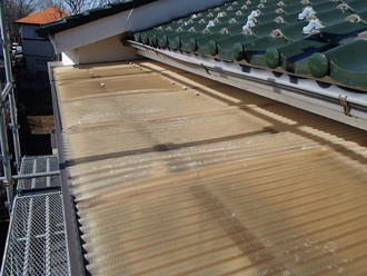 波板が経年劣化しています