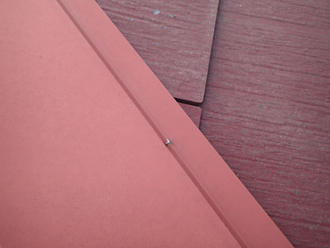 棟板金の釘が抜けかかっています