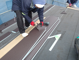 スーパーガルテクトを葺いていく