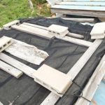 金属屋根材が剥がされ養生された部分