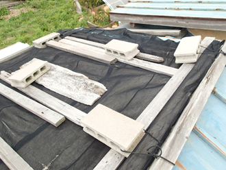 金属屋根材が剥がされ養生された部分