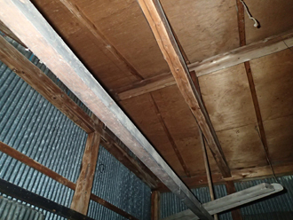 簡素な造りの外壁と立派な天井