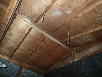 雨水の浸入が疑われる変色