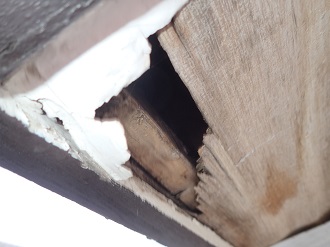 穴の空いた軒天