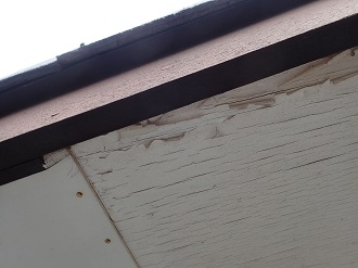 塗膜の剥がれが見られる軒天