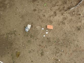 瓦の破片が落下