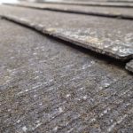 スレートが劣化し反りや変形が生じてます