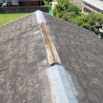 一部が飛散した棟板金