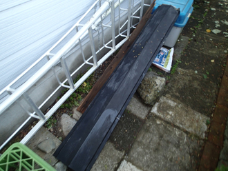 庭に落ちていた棟板金