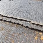 スレート屋根材の重なり部に打設されたシーリング材