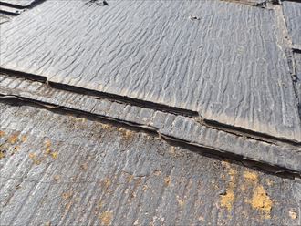 スレート屋根材の重なり部に打設されたシーリング材