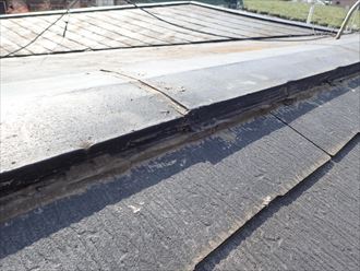 棟板金との隙間を埋めるシーリング材