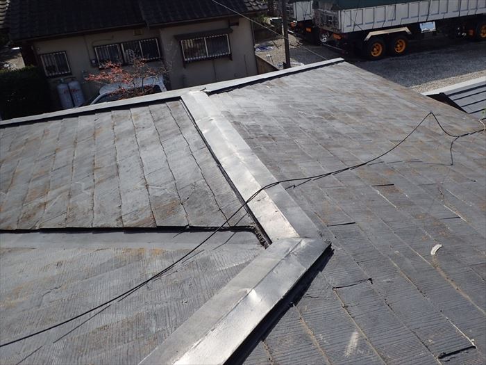 スレートの頂部を保護する棟板金