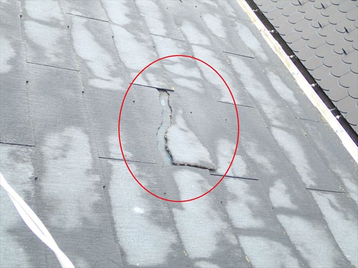 割れてしまったスレート屋根材