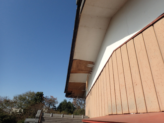 台風の影響で剥がれた軒天のベニヤ