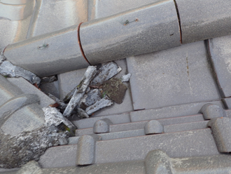 袖丸瓦の漆喰も崩れてました