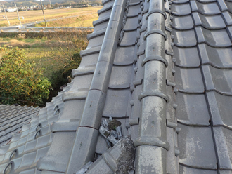 降り棟の漆喰が崩れてます