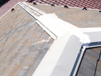 棟板金が剥がされた棟