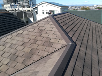 こげ茶色のスレート屋根