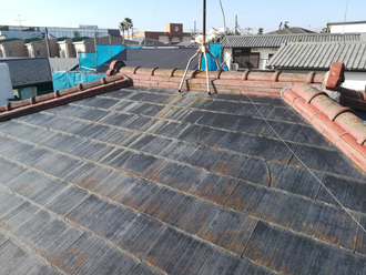 平場がスレート、棟が瓦という屋根