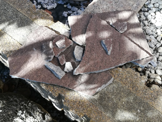 落下し、割れてしまったスレート