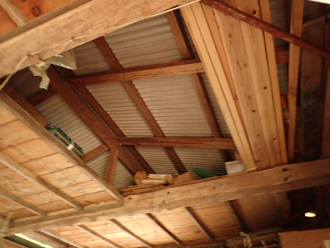 小屋裏に物を収納できる造り