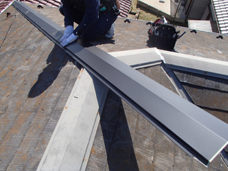 棟板金を仮置き、加工