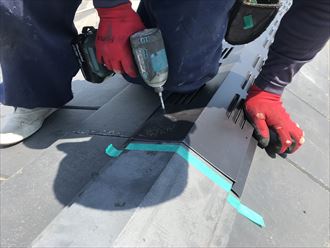 換気棟のビス止め