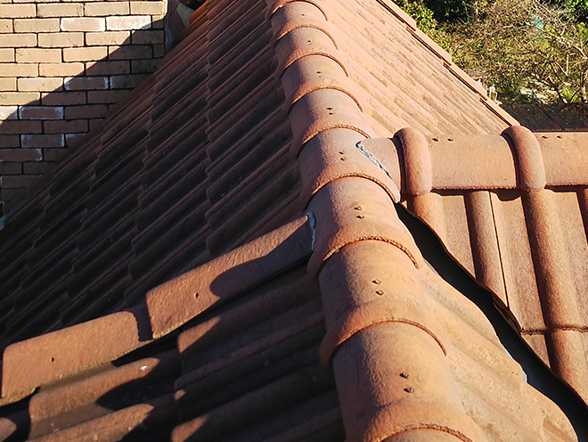 重厚な瓦屋根です