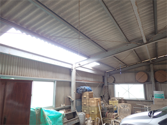 車庫内部から見た屋根の破損