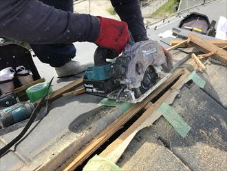 防水紙と野地板に隙間を開ける